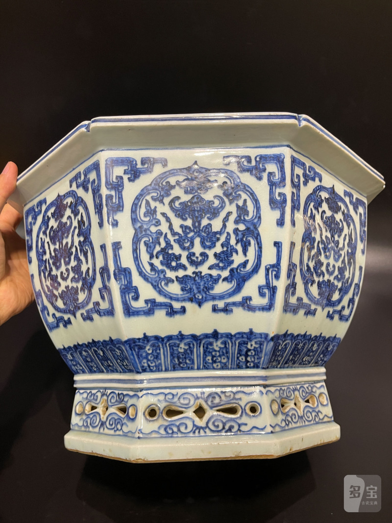 清乾隆 青花团花纹六方大花盆 - 图6